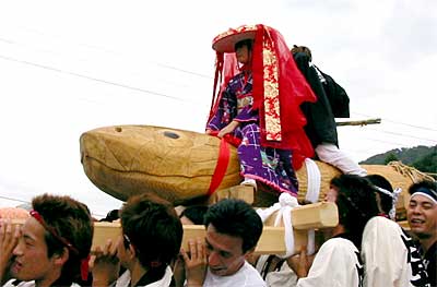 24日行われた第11回しただふるさとまつり~雨生の大蛇祭で大蛇に乗る笠堀姫
