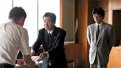 左から高橋市長、三条信用金庫の金子常務、田中職員会幹事長