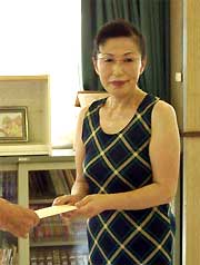 善意を手渡す小林久美三条市精神保健ボランティアふきのとう代表
