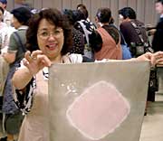 伊豆大島の夢工房・椿の花びら染めの金子ひろこ代表