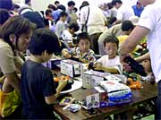 ソーラーカー作りに熱中する子どもたち