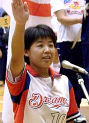 選手宣誓する三条市ソフトボール協会の木村弥生さん