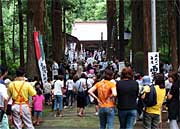 八木神社を出発する大蛇を見ようと詰めかけた見物客