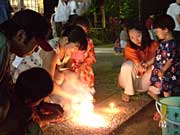 線香花火に夢中の子どもたち