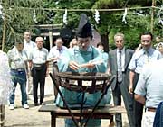 はしをご神火に投じる藤崎宮司