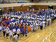 入場行進し、整列した選手