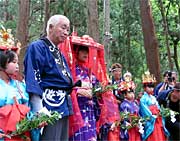 佐藤村長と並んで歩く笠堀姫