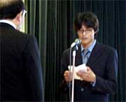 新成人の誓いのことばを述べる平原鉱英さん