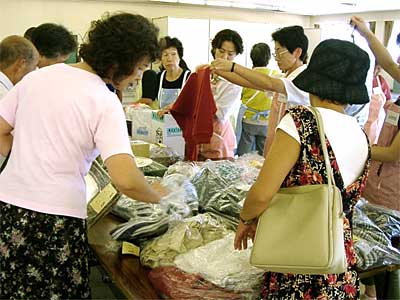 開場30分でほぼ完売の盛況だった第27回贈答品交換即売会