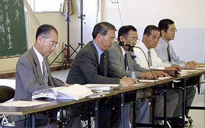 左から2人目が吉田社長、3人目が田辺総括部長