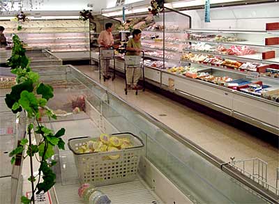 生鮮食品以外は陳列台に空きが目立った5日のまるよし荒町店