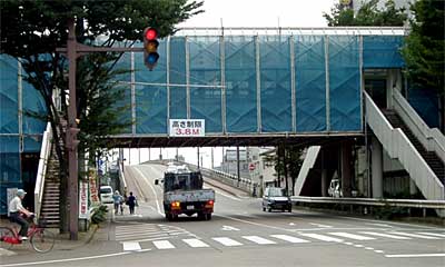 補修工事が行われている昭栄地区横断歩道橋