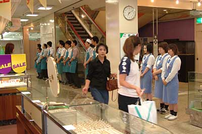 従業員約20人で来店客を見送るまるよし本店