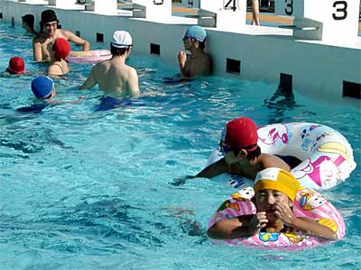 夏休み最後の1日、厳しい残暑が家族連れを呼び込んだ三条市民プール