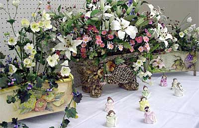 27日まで三条郵便局で開かれている夢工房手作り作品展