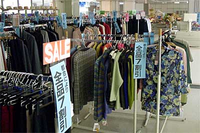 「都合により全品7割引」の札が下がり、売りつくしセールを待つ商品