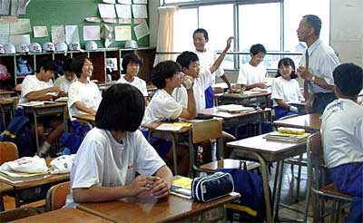 オープンスクールを行っている燕中学校、12日の少人数制の1年生の英語の授業の様子