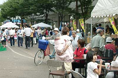 大勢の市民でにぎわった第8回三条よってけ祭り