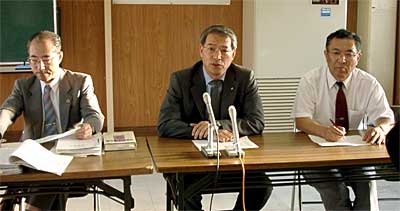 記者会見する左から片桐弁護士、吉田社長、田辺総括部長