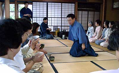 16日開かれた裏千家男子茶遊会の第9回市民呈茶会