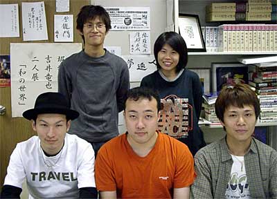 明るい選挙青年講座のディベートの優勝メンバー、前列左から小柳さん、堀川さん、岡田さん、後列左からリーダー福田さん、高野さん