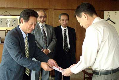三条市に15万円を寄付する三条ロータリークラブ、左から松谷会長、渋谷幹事、小出社会福祉委員長