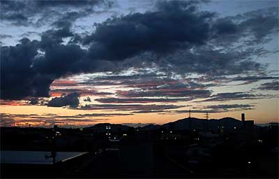 23日午後5時40分ころに三条市西裏館地内から見た西の空