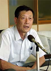 記者会見する高橋一夫三条市長