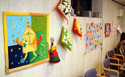 カフェ・リベロで開かれているパッチワークキルトの小林典子作品展