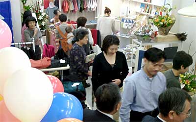 28日オープンした三条のチャレンジショップ「商売堂」は上々の滑り出し
