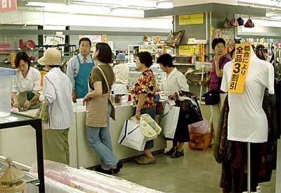 レジに行列ができるにぎわいだった売りつくしセール初日の(株)まるよし本店