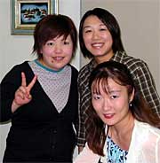 燕三条エフエム放送パーソナリティの峯島百代さん(手前)、長谷川景子さん(後列左)、桑原和未さん(同右)