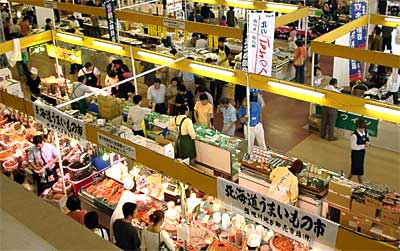 地場産センターで23日まで開かれている大じばさん展