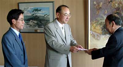 左から大川本店長、軽部常務理事、佐藤助役