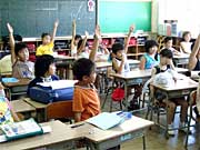 夏休みの報告や連絡をする2年1組