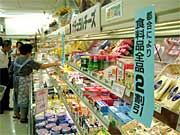 2割引きの札が下がる食品売り場
