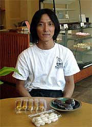 彼岸に売れる団子を前に小林社長