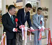 テープカットは左から馬場副会頭、高橋市長、外山委員長