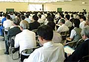 債権者約300社が出席した