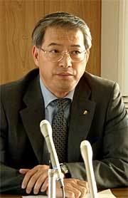 沈痛な表情の吉田社長