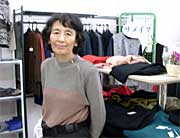 直しも受ける「ぴったりニット21」の板羽さん