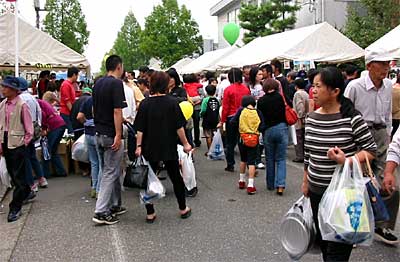 例年を上回るにぎわいとなった第22回燕製品青空即売会