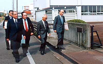 27,539人分の署名をもって新潟地方裁判所三条支部を訪れる小池加茂市長(いちばん右)ら
