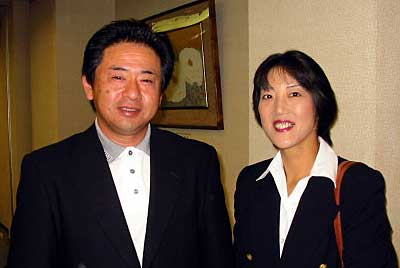 第7回金属研磨仕上げ技能競技会で最優秀大賞の山崎正明さん(左)と女性初のエントリーで奨励賞も受賞した妻直子さん