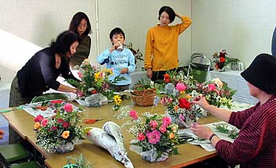 秋のバラ展で人気のフラワーアレンジメント教室