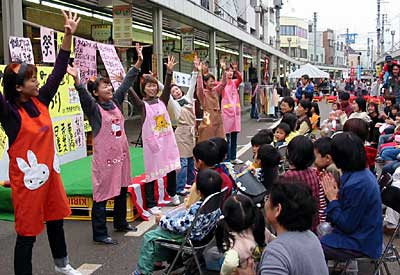 20日開かれた第10回加茂穀町大通り秋祭りで拍手かっさいだった猫軍団パフォーマンス