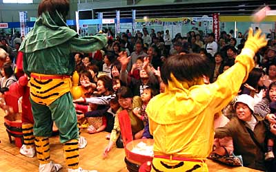 20日開かれた2002産業祭&農業祭で本成寺の鬼の投げるモチに群がる来場者