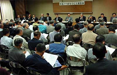 21日行われた燕市の1回目の「市長とのまちづくり座談会」は市民80人が参加して会場の小池公民館は満杯に