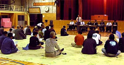 2日、三条小学校で開かれた三条市の合併に関する住民説明会初日