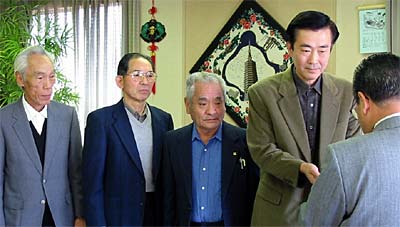 左から燕社交ダンス踏友会の柳原副会長、大久保副会長、明田川優副会長、東樹実行委員長